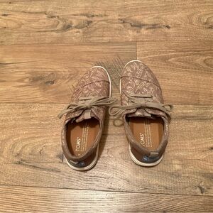 Toms Gold Metallic Feathers Walking Sneaker Womens size 6W